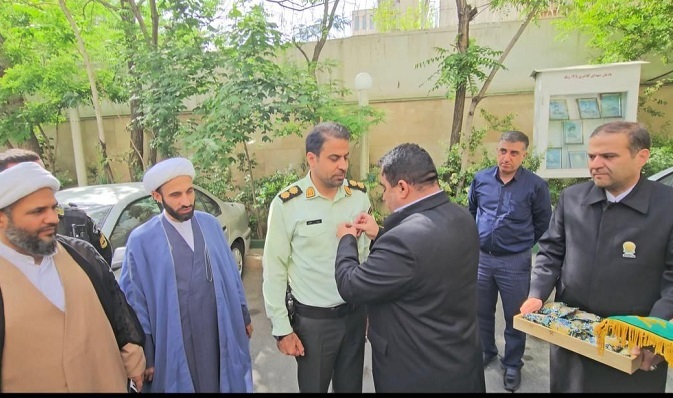 آیین پرچم گردانی حرم مطهر رضوی در کلانتری 145 ونک برگزار شد