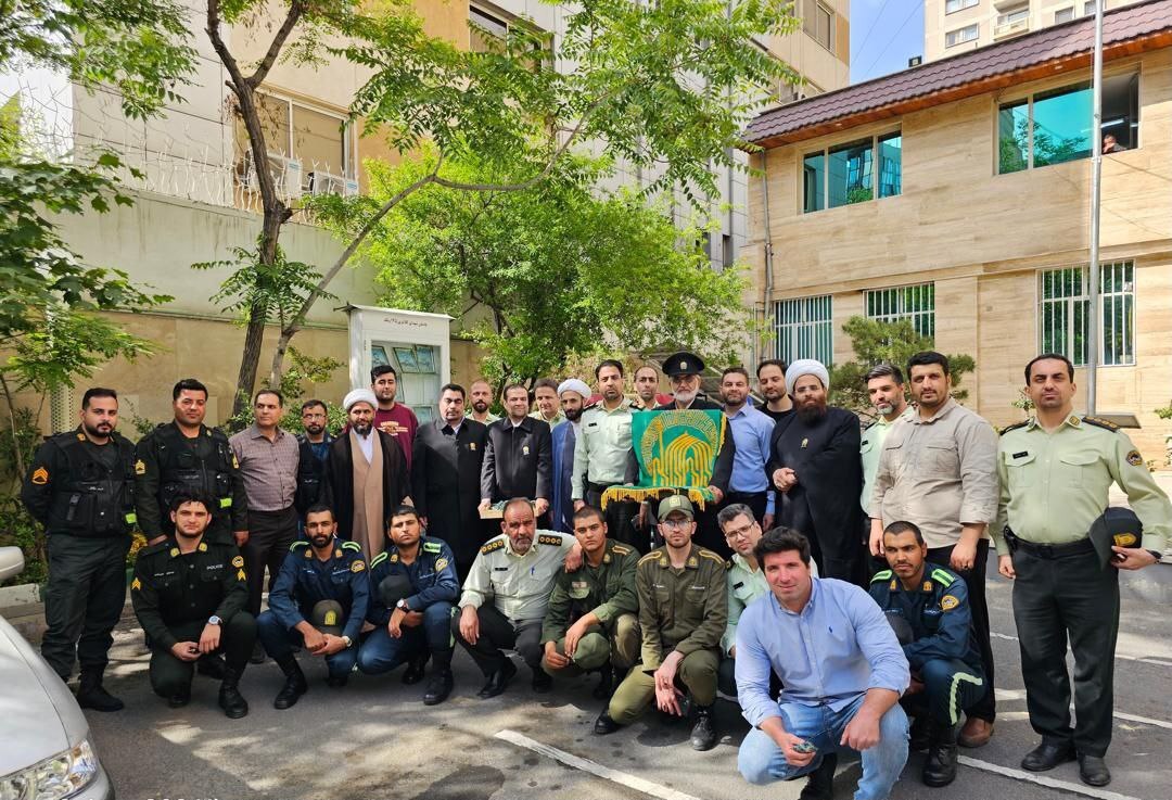 آیین پرچم گردانی حرم مطهر رضوی در کلانتری 145 ونک برگزار شد