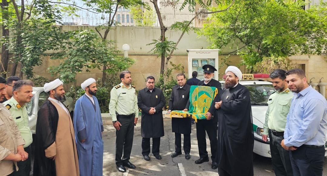 آیین پرچم گردانی حرم مطهر رضوی در کلانتری 145 ونک برگزار شد